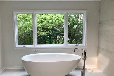 Идея дизайна: ванная комната в стиле модернизм с отдельно стоящей ванной