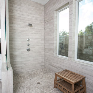 Bild på ett stort lantligt en-suite badrum, med skåp i shakerstil, vita skåp, ett fristående badkar, en öppen dusch, en toalettstol med hel cisternkåpa, grå kakel, kakelplattor, beige väggar, kalkstensgolv, ett undermonterad handfat, granitbänkskiva, grått golv och med dusch som är öppen