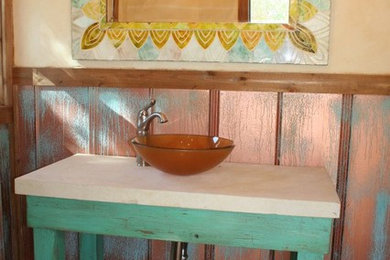 Imagen de cuarto de baño de estilo americano de tamaño medio con sanitario de una pieza, paredes beige y aseo y ducha