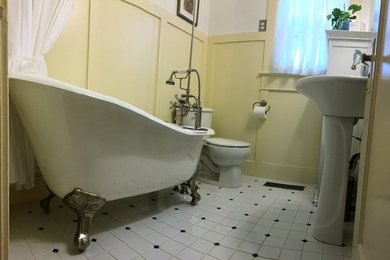 Example of a classic bathroom design in Sacramento