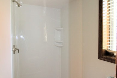 На фото: большая главная ванная комната в классическом стиле с синими фасадами, душем в нише, полом из винила, врезной раковиной, серым полом, шторкой для ванной и серой столешницей