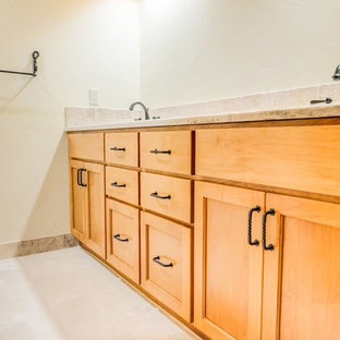 Inspiration för ett mellanstort rustikt en-suite badrum, med luckor med profilerade fronter, skåp i ljust trä, beige kakel, travertinkakel, beige väggar, travertin golv, ett undermonterad handfat och bänkskiva i kvarts