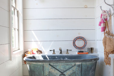 Photo of a contemporary bathroom in Chicago.