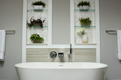 シカゴにあるモダンスタイルのおしゃれな浴室 (置き型浴槽、ベージュのタイル、磁器タイル) の写真