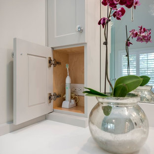 Inspiration för ett stort vintage en-suite badrum, med luckor med infälld panel, vita skåp, ett fristående badkar, en hörndusch, vit kakel, stenhäll, vita väggar, marmorgolv, ett undermonterad handfat och bänkskiva i akrylsten