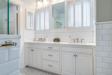 Diseño de cuarto de baño principal clásico de tamaño medio con baldosas y/o azulejos blancos, paredes grises, lavabo bajoencimera, encimera de cuarzo compacto, suelo gris y ducha con puerta con bisagras