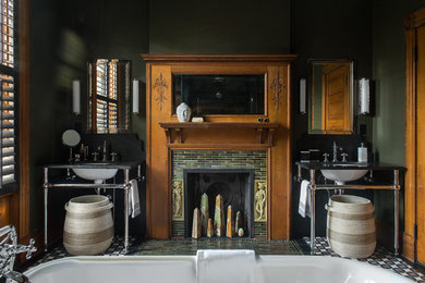 Imagen de cuarto de baño principal tradicional renovado grande con bañera con patas, ducha abierta, sanitario de una pieza, baldosas y/o azulejos verdes, baldosas y/o azulejos de cerámica, paredes verdes, suelo de azulejos de cemento, lavabo tipo consola, encimera de granito, suelo multicolor, ducha con puerta con bisagras y encimeras negras