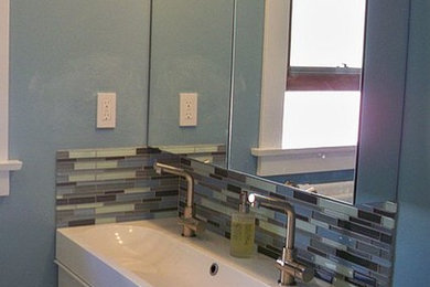 Modernes Badezimmer mit flächenbündigen Schrankfronten, weißen Schränken, Duschbadewanne, weißen Fliesen, Glasfliesen und blauer Wandfarbe in San Diego