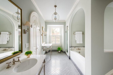 Imagen de cuarto de baño tradicional con lavabo tipo consola, ducha empotrada, baldosas y/o azulejos blancos, baldosas y/o azulejos de piedra, paredes azules y bañera encastrada sin remate