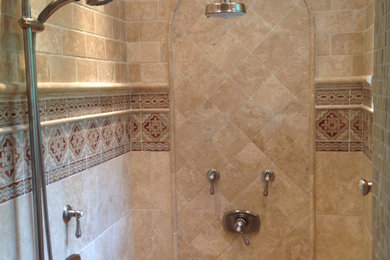 オーランドにある高級な広い地中海スタイルのおしゃれな浴室 (アルコーブ型シャワー、ベージュのタイル、トラバーチンタイル、ベージュの壁、トラバーチンの床) の写真