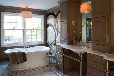 ワシントンD.C.にある高級なトランジショナルスタイルのおしゃれな浴室 (コンソール型シンク、置き型浴槽、コーナー設置型シャワー、シェーカースタイル扉のキャビネット、茶色いキャビネット、大理石の洗面台) の写真