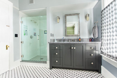 サンルイスオビスポにある中くらいなトラディショナルスタイルのおしゃれな浴室 (アンダーカウンター洗面器、家具調キャビネット、アルコーブ型シャワー、一体型トイレ	、セラミックタイル、青い壁、セラミックタイルの床) の写真
