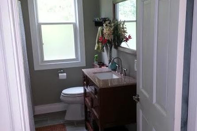 ミルウォーキーにある中くらいなモダンスタイルのおしゃれなバスルーム (浴槽なし) (濃色木目調キャビネット、シャワー付き浴槽	、グレーの壁) の写真