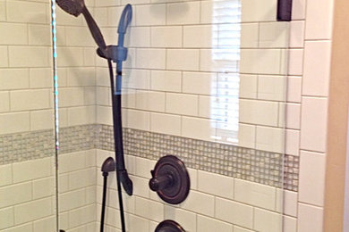 Diseño de cuarto de baño principal clásico renovado de tamaño medio con ducha abierta, baldosas y/o azulejos blancos, baldosas y/o azulejos de cemento, paredes beige y suelo con mosaicos de baldosas