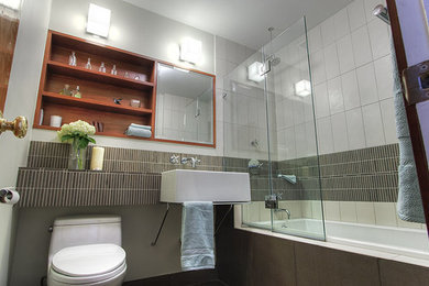 Example of a trendy bathroom design in New York