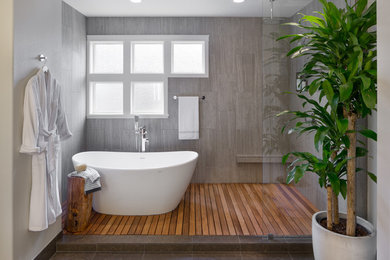 Foto de cuarto de baño principal de estilo zen grande con bañera exenta, ducha abierta, baldosas y/o azulejos marrones, baldosas y/o azulejos de cerámica y paredes grises