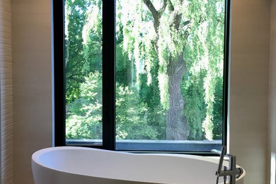 Diseño de cuarto de baño moderno con bañera exenta