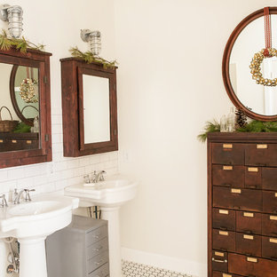 Diseño de cuarto de baño rústico con lavabo con pedestal