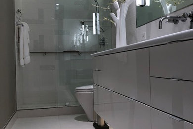Kleines Modernes Badezimmer En Suite mit Glasfronten, grauen Schränken, offener Dusche, Toilette mit Aufsatzspülkasten, weißen Fliesen, Keramikfliesen, grauer Wandfarbe, Porzellan-Bodenfliesen, Unterbauwaschbecken, Quarzwerkstein-Waschtisch, weißem Boden, offener Dusche und weißer Waschtischplatte in Dallas