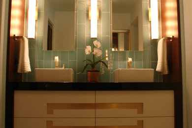 Diseño de cuarto de baño principal minimalista de tamaño medio con armarios tipo mueble, puertas de armario blancas, baldosas y/o azulejos azules, baldosas y/o azulejos de cemento, suelo de baldosas de cerámica, lavabo sobreencimera y encimera de acrílico