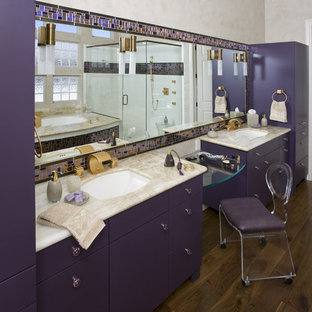 Immagine di una stanza da bagno padronale design di medie dimensioni con ante lisce, vasca sottopiano, doccia ad angolo, piastrelle multicolore, piastrelle di vetro, pareti beige, pavimento in legno massello medio, lavabo sottopiano, top in onice, ante viola, WC monopezzo, pavimento marrone, porta doccia a battente e top beige