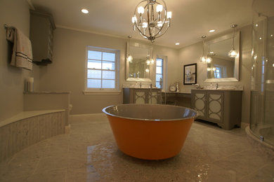 Cette image montre une salle de bain design avec un lavabo encastré, un placard à porte vitrée, des portes de placard grises, un plan de toilette en granite, une baignoire indépendante, une douche à l'italienne, WC à poser et un carrelage blanc.