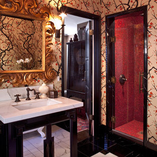 Inspiration för ett orientaliskt badrum, med marmorbänkskiva, mosaik, röd kakel och flerfärgade väggar