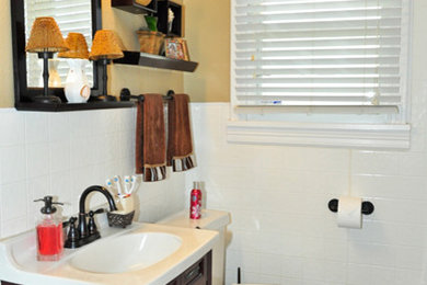 Ejemplo de cuarto de baño clásico con puertas de armario de madera en tonos medios, combinación de ducha y bañera, baldosas y/o azulejos amarillos, paredes amarillas y suelo de baldosas de porcelana