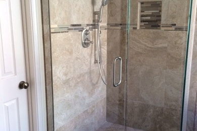 Ejemplo de cuarto de baño tradicional de tamaño medio con ducha esquinera, sanitario de una pieza, baldosas y/o azulejos beige, paredes beige y aseo y ducha