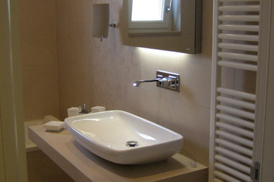 ナポリにあるモダンスタイルのおしゃれな浴室の写真