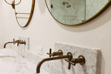 ロサンゼルスにある広いエクレクティックスタイルのおしゃれなマスターバスルーム (アルコーブ型浴槽、白い壁、磁器タイルの床、アンダーカウンター洗面器、開き戸のシャワー) の写真