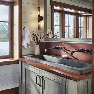 Ispirazione per una stanza da bagno rustica con ante in stile shaker, ante grigie, pareti bianche, lavabo rettangolare, pavimento grigio e top marrone