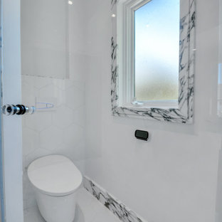 Ispirazione per un'ampia stanza da bagno padronale shabby-chic style con ante lisce, ante marroni, vasca da incasso, doccia aperta, bidè, piastrelle bianche, piastrelle di marmo, pareti bianche, pavimento in marmo, lavabo da incasso, top in marmo, pavimento bianco, porta doccia a battente, top bianco, toilette, due lavabi, mobile bagno incassato e soffitto a cassettoni