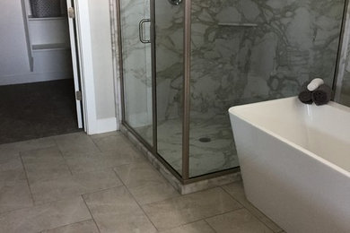 Ejemplo de cuarto de baño principal moderno de tamaño medio con bañera exenta, ducha esquinera, paredes beige, suelo de baldosas de cerámica, suelo beige y ducha con puerta con bisagras