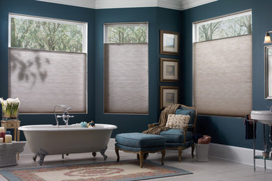 Foto de cuarto de baño de tamaño medio con bañera con patas, paredes azules, suelo de baldosas de porcelana, aseo y ducha y suelo gris