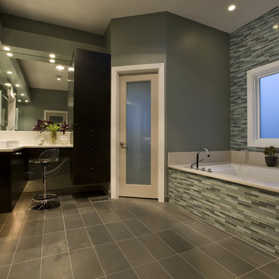 Bathroom - contemporary bathroom idea in Chicago with a vessel sink