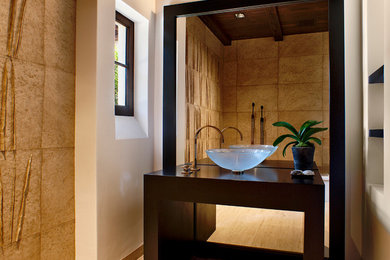 サンタバーバラにあるコンテンポラリースタイルのおしゃれな浴室 (ベッセル式洗面器、オープンシェルフ、濃色木目調キャビネット、ベージュのタイル、白い壁) の写真