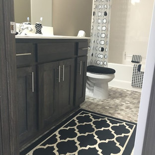 Mittelgroßes Modernes Badezimmer En Suite mit profilierten Schrankfronten, dunklen Holzschränken, Badewanne in Nische, Duschbadewanne, beiger Wandfarbe, Vinylboden, Quarzit-Waschtisch, beigem Boden und Duschvorhang-Duschabtrennung in Sonstige