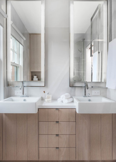 Modern Bathroom by Izen Architecture Inc.