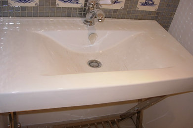 Exemple d'une petite salle d'eau tendance avec un carrelage multicolore, mosaïque et un plan vasque.