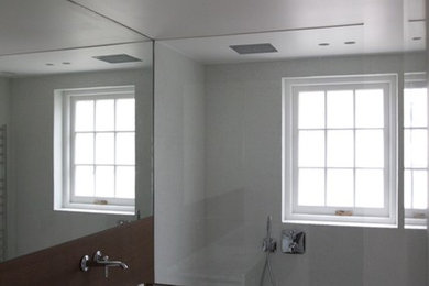 Imagen de cuarto de baño principal contemporáneo de tamaño medio con puertas de armario de madera oscura, encimera de madera, baldosas y/o azulejos blancos, paredes blancas y suelo de madera en tonos medios