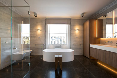 Imagen de cuarto de baño infantil contemporáneo grande con lavabo integrado, encimera de acrílico y bañera exenta