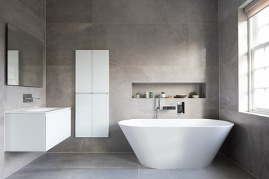 Idée de décoration pour une salle de bain design.