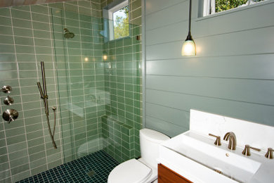 На фото: главная ванная комната среднего размера в современном стиле с открытыми фасадами, коричневыми фасадами, столешницей из искусственного кварца и белой столешницей с