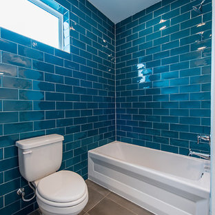Immagine di una stanza da bagno per bambini country con ante in stile shaker, ante grigie, vasca ad alcova, vasca/doccia, WC a due pezzi, piastrelle blu, pareti blu, lavabo sottopiano, top in quarzite, pavimento grigio, doccia con tenda e top bianco