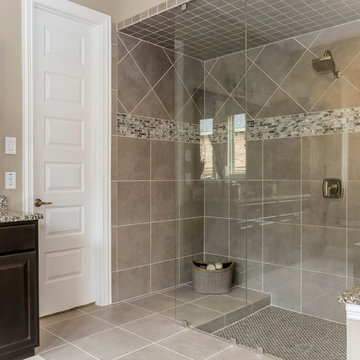 Houston, Texas | Harper's Preserve - Classic Villanova Owner's Bathroom