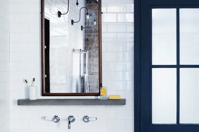 Стильный дизайн: большая главная ванная комната в стиле лофт с искусственно-состаренными фасадами, отдельно стоящей ванной, угловым душем, унитазом-моноблоком, белыми стенами, полом из керамической плитки и раковиной с несколькими смесителями - последний тренд