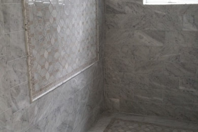 Réalisation d'une salle de bain de taille moyenne avec un carrelage de pierre.