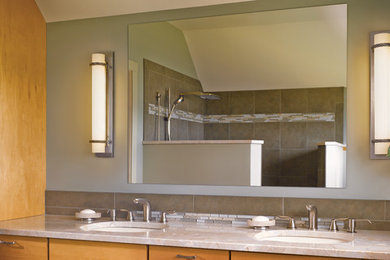 ロサンゼルスにある中くらいなトランジショナルスタイルのおしゃれなバスルーム (浴槽なし) (フラットパネル扉のキャビネット、淡色木目調キャビネット、ベージュの壁、オーバーカウンターシンク、御影石の洗面台、オープンシャワー) の写真