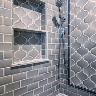 Mittelgroßes Klassisches Badezimmer En Suite mit Schrankfronten im Shaker-Stil, hellbraunen Holzschränken, Eckbadewanne, Nasszelle, grauen Fliesen, Mosaikfliesen, beiger Wandfarbe, Mosaik-Bodenfliesen, Unterbauwaschbecken, Granit-Waschbecken/Waschtisch, Falttür-Duschabtrennung und weißer Waschtischplatte in Los Angeles